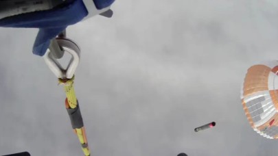 Paraşütle havada süzülen roketi helikopter yakaladı!