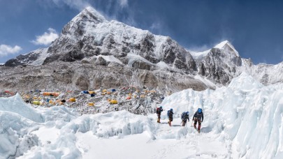 Everest ana kampı eriyor! Dağcıların cesetleri ortaya çıkıyor...