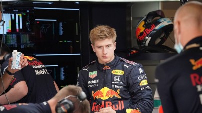 Formula 2 pilotu,  Twitch yayınındaki sözleri nedeniyle görevinden alındı