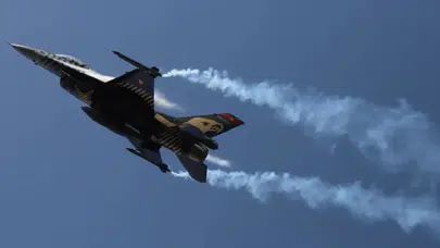 SOLOTÜRK, Pamukkale'de Unutulmaz Bir Gösteri Uçuşu Gerçekleştirdi