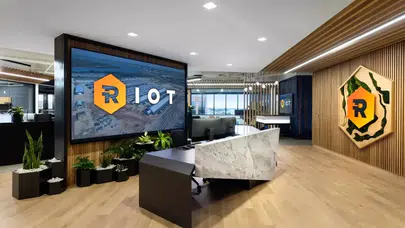 Riot Platforms, Yapay Zeka Stratejisiyle 647,4 Milyon Dolar Yıllık Gelir Elde Etti Mi?