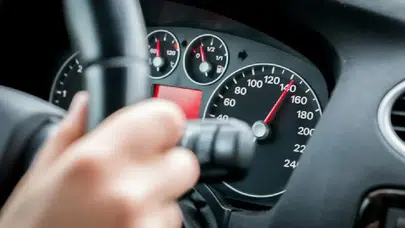 Otomobiliniz çok yakıyorsa sebebini başka yerde aramayın! Tavandaki bir parça söküldüğü an etkisini gösteriyor