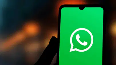 WhatsApp kullanıcılarının uzun süredir beklediği pratik çözümlerden biri sonunda gün yüzüne çıkıyor: Artık sesli mesajlarınız sadece bir dokunuş uzağınızda.