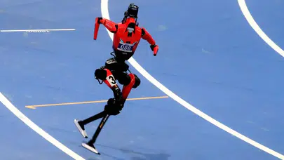 Pekin'de tarihi an: İnsansı robotlar Bolt'un 100 metre rekorunu 9.39 saniyeyle geride bıraktı