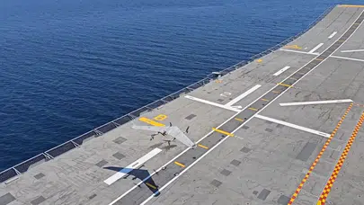 TCG Anadolu ve TCG Burgazada'dan tarihi anlar: KALKAN DİHA denizde ilk kez havalandı