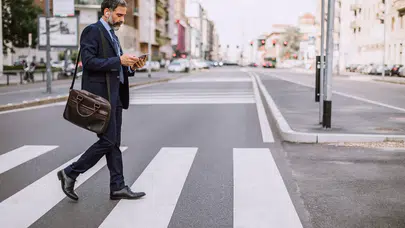 İtalya'da yayalara telefon cezası: Karşıdan karşıya geçerken ekrana bakanlar 75 euro ödeyecek