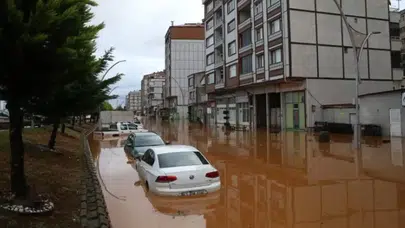 Doğu Karadeniz'de sel felaketi: Rize'de evler boşaltıldı, araçlar sular altında kaldı