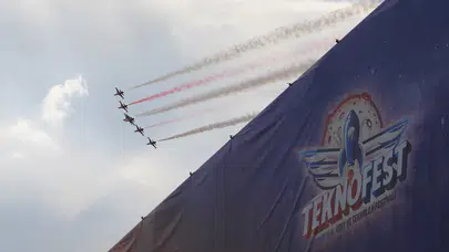 Şanlıurfa semalarında nefes kesen şov: Türk Yıldızları TEKNOFEST'i coşturdu