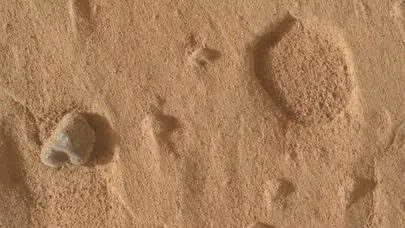 Kızıl Gezegen'de şaşırtan keşif: Curiosity'nin objektifine takılan gizemli delikler