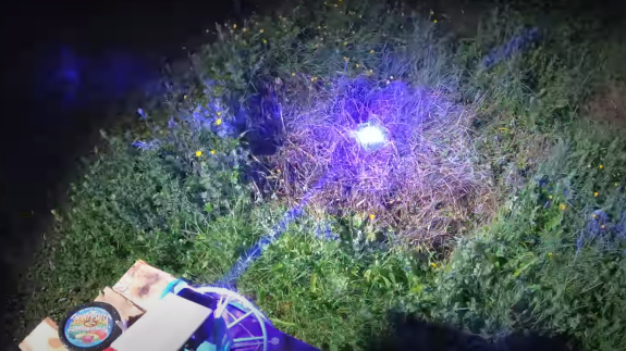 Bir YouTuber,  lazer ışını ile çimleri kesen çim biçme robotu yaptı