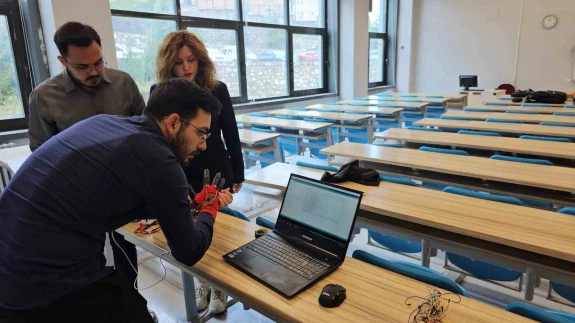 Üniversite öğrencilerinden yenilikçi proje: "Elitişim" ile işaret dili ses ve yazıya dönüşüyor