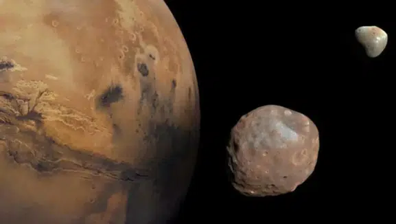 Deimos'un güney kutbundaki dev çukur tek çarpışmanın izi