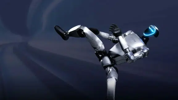 Rusya'da robot dehşeti! Kendisini iten müşteriyi affetmedi