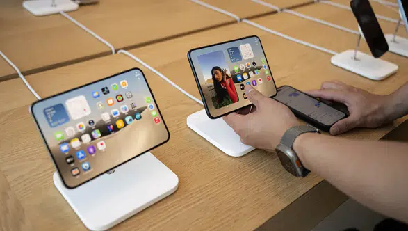 Apple'ın katlanabilir hamlesi Çin'i karıştırdı: iPhone Duo için mağaza önünde izdiham