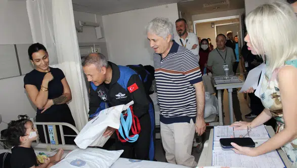 Uzaydan gelen ilham: 11 astronot Akdeniz Üniversitesi'nde çocuklara umut oldu