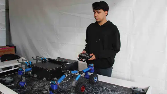 Depremin izlerini teknolojiyle siliyor: Lise öğrencisinden hayat kurtaracak robot