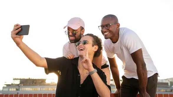 Selfie modasında siber tehlike: O işaret parmak izinizi ele verebilir