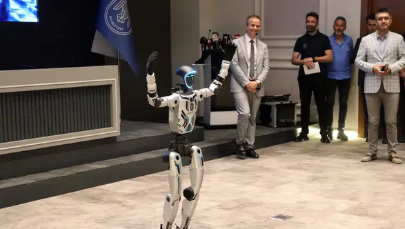 Kayseri'nin yeni mesai arkadaşı: İnsansı robot MEGA göreve başladı