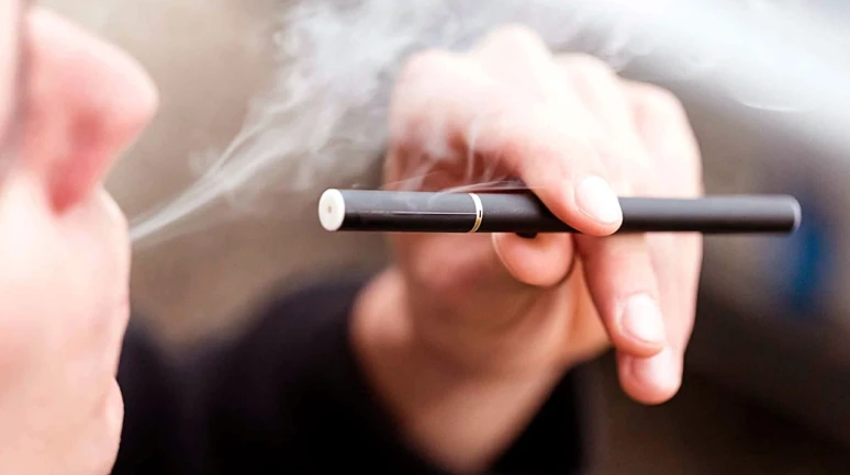 Dikkat masum bir su buharı değil! Elektronik sigaralardaki 7 bin kimyasal maddenin çoğu kansorejen!