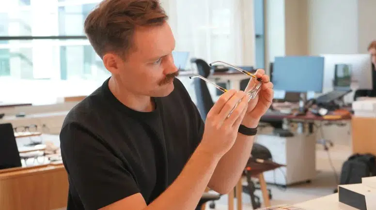 Dünyanın İlk Otomatik Odaklamalı Gözlüğü Tanıtıldı: Nereye Bakarsanız Orayı Netliyor