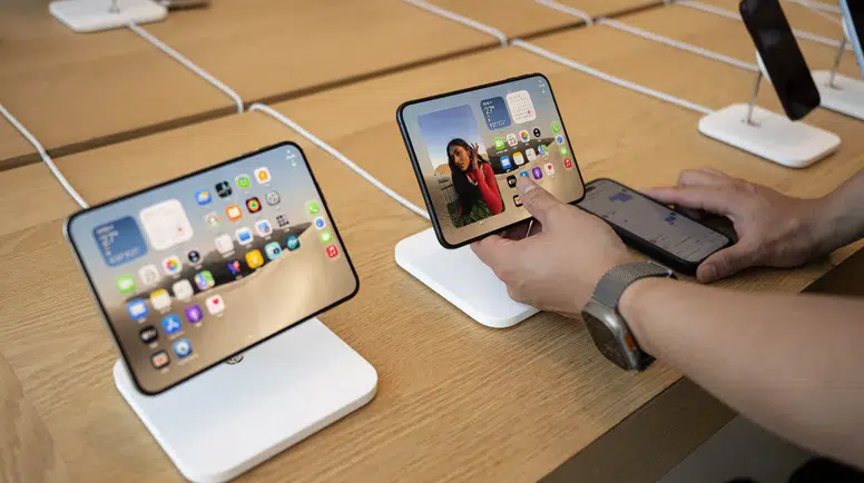 Apple'ın katlanabilir hamlesi Çin'i karıştırdı: iPhone Duo için mağaza önünde izdiham