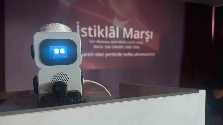 Okulun yeni maskotu Hacı Abi: Yapay zeka robotu sahnede sunuculuk yaptı
