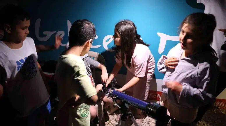 3 bin yıllık tarihin ışığında uzay yolculuğu: Minik kâşifler teleskop başında