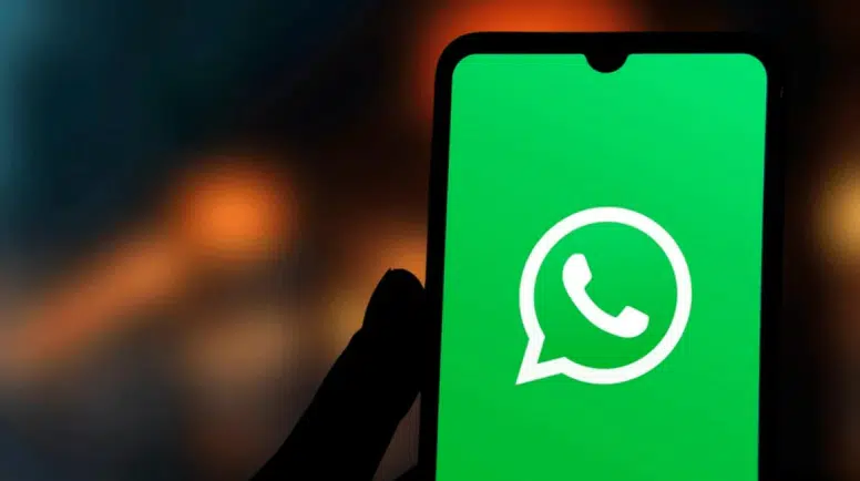 WhatsApp kullanıcılarının uzun süredir beklediği pratik çözümlerden biri sonunda gün yüzüne çıkıyor: Artık sesli mesajlarınız sadece bir dokunuş uzağınızda.