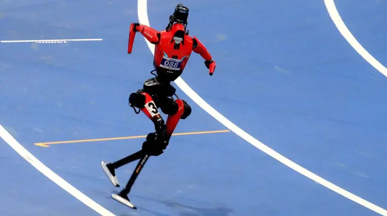 Pekin'de tarihi an: İnsansı robotlar Bolt'un 100 metre rekorunu 9.39 saniyeyle geride bıraktı