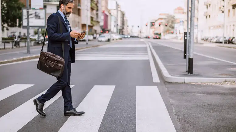 İtalya'da yayalara telefon cezası: Karşıdan karşıya geçerken ekrana bakanlar 75 euro ödeyecek