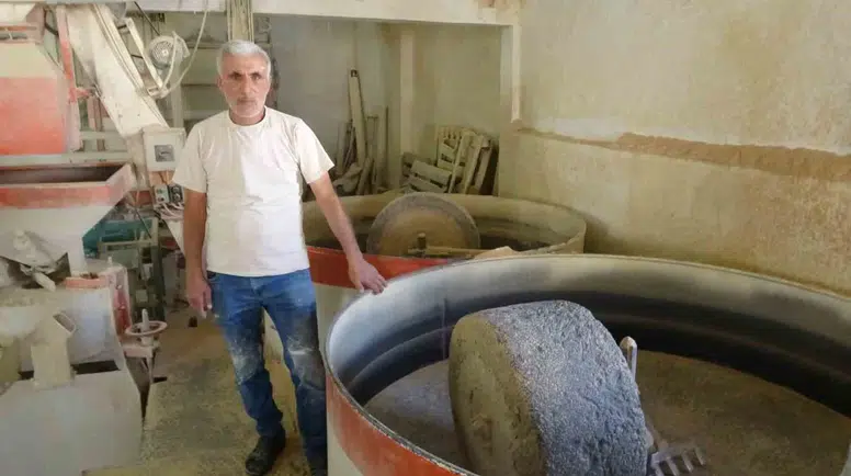 Modern çağın hızına inat: Bir asırlık değirmen taşları hala dönüyor