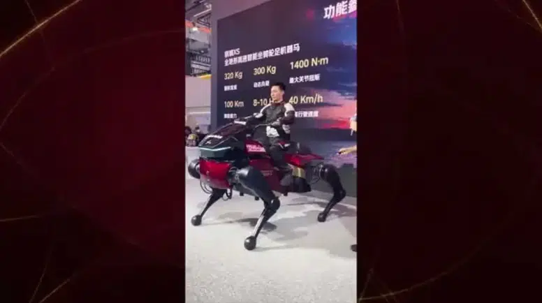 Pekin'de tanıtılan yapay zekalı robot at: 300 kilo yük taşıyabiliyor