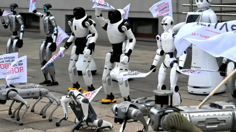 Varşova'da şaşırtan eylem: Robotlar kendi hakları için sokağa indi