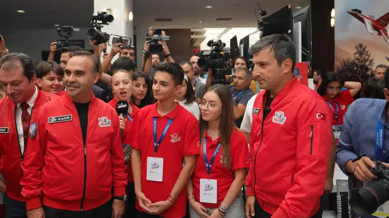 Diyarbakır'da teknoloji şöleni: Bakan Kacır ve Selçuk Bayraktar genç mucitlerle bir araya geldi