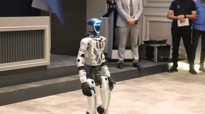 Belediyede yeni dönem: MEGA isimli insansı robot mesaiye başladı