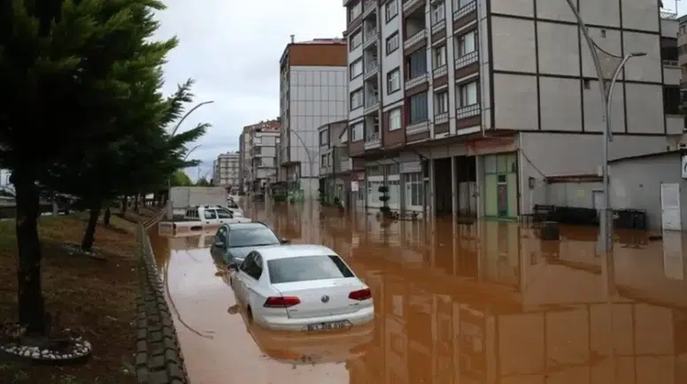 Doğu Karadeniz'de sel felaketi: Rize'de evler boşaltıldı, araçlar sular altında kaldı