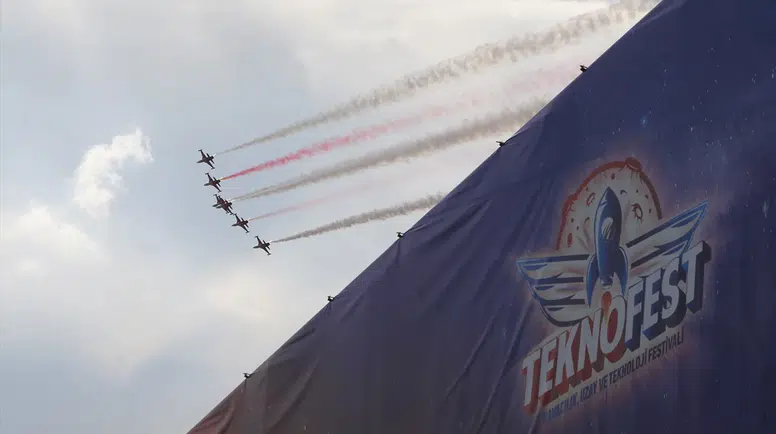 Şanlıurfa semalarında nefes kesen şov: Türk Yıldızları TEKNOFEST'i coşturdu