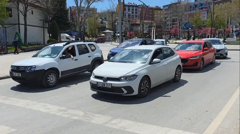 Kütahya yollarında araç yoğunluğu artıyor: Rakamlar 300 bine koşuyor