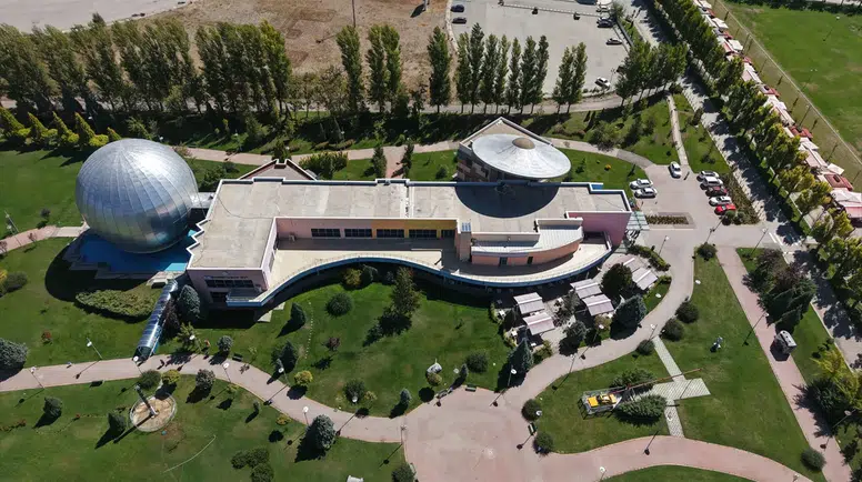 Uzayın derinlikleri yapay zekayla Türkçeleşti: Eskişehir'de devrim niteliğinde gösterim