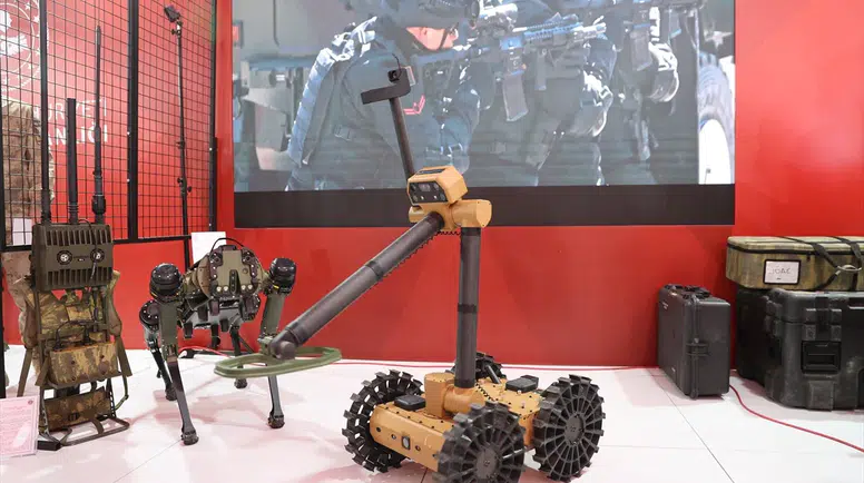 Jandarma'nın teknolojik gücü TEKNOFEST'te: Mayın avcısı robotlar sahnede