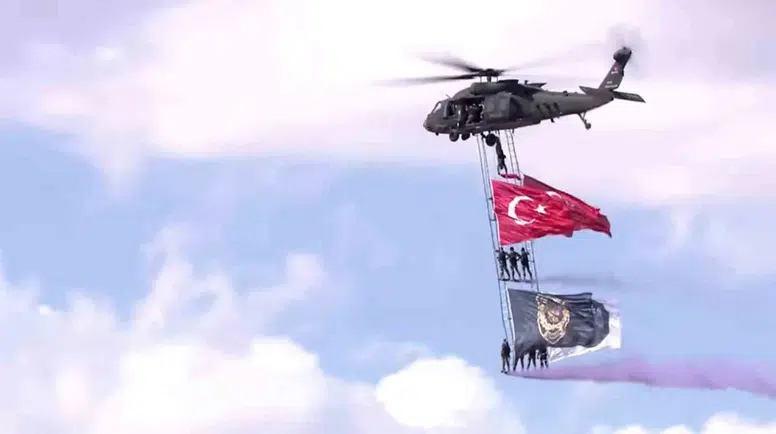 TEKNOFEST semalarında nefes kesen anlar: Özel Harekat'tan T-70 ile gökyüzünde bayrak şovu