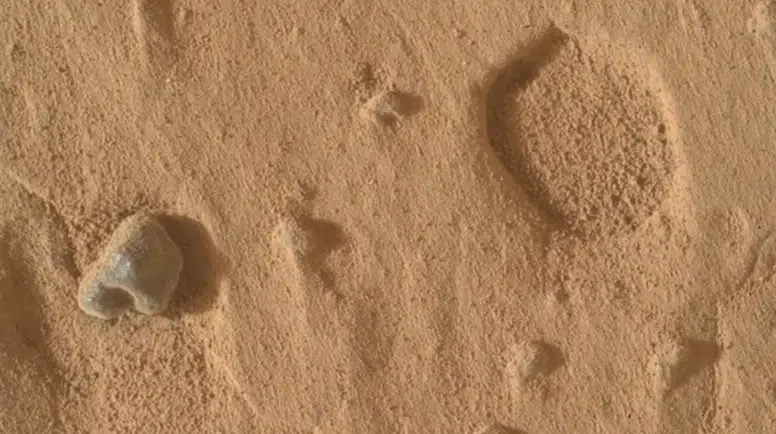 Kızıl Gezegen'de şaşırtan keşif: Curiosity'nin objektifine takılan gizemli delikler