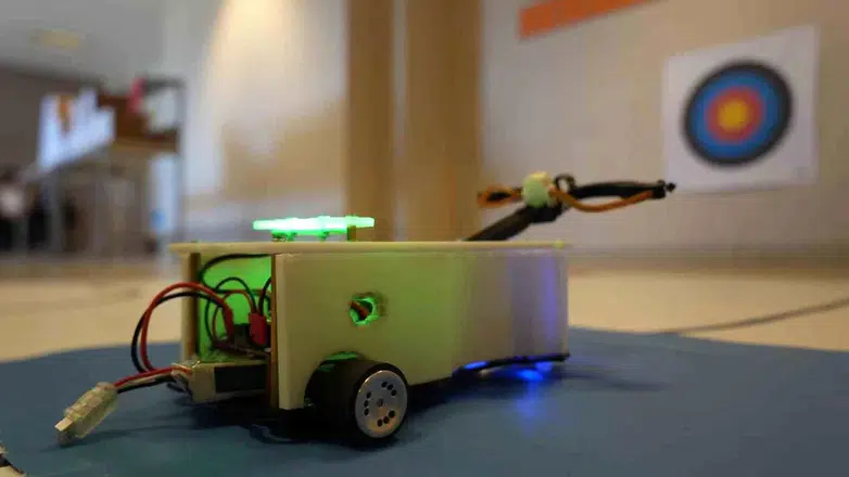 Geleceğin mühendisleri sahnede: Lise öğrencilerinden yapay zekalı okçu robot