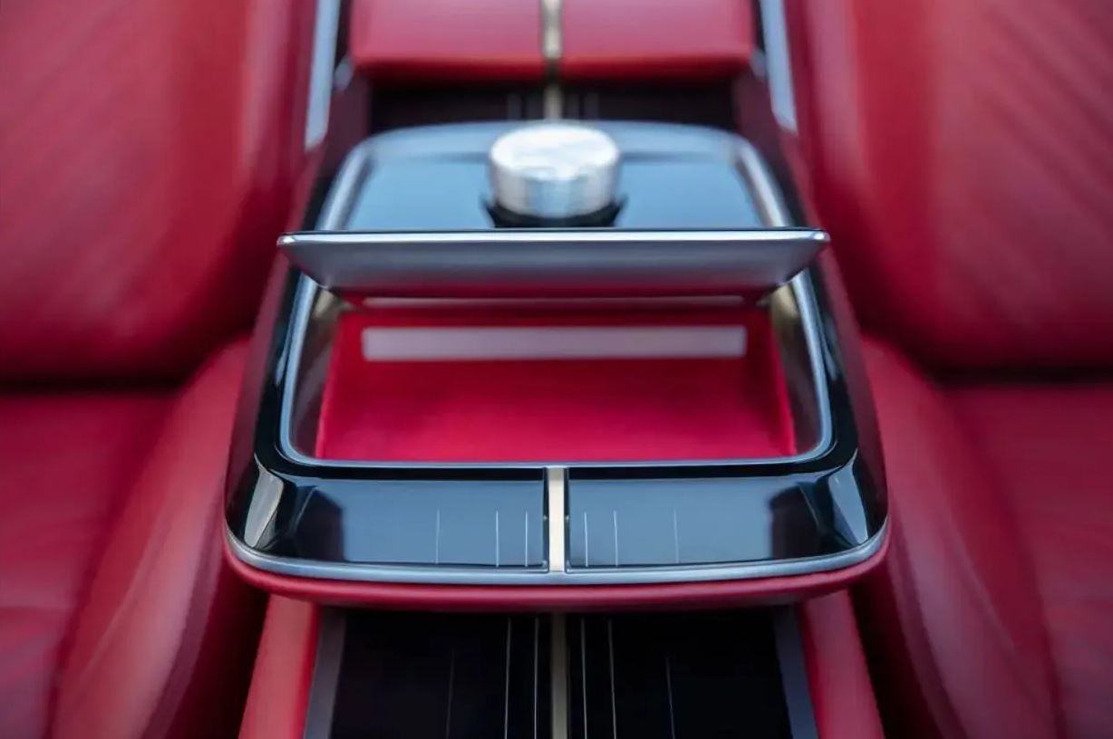 Cadillac'ın Orta Çağ'dan ilham alan elektrikli aracı Celestiq 4