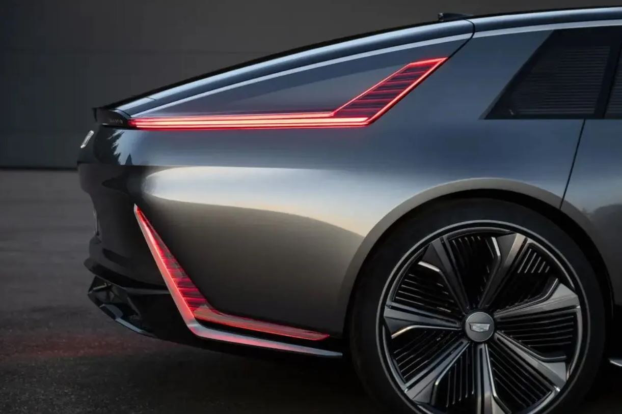 Cadillac'ın Orta Çağ'dan ilham alan elektrikli aracı Celestiq 3
