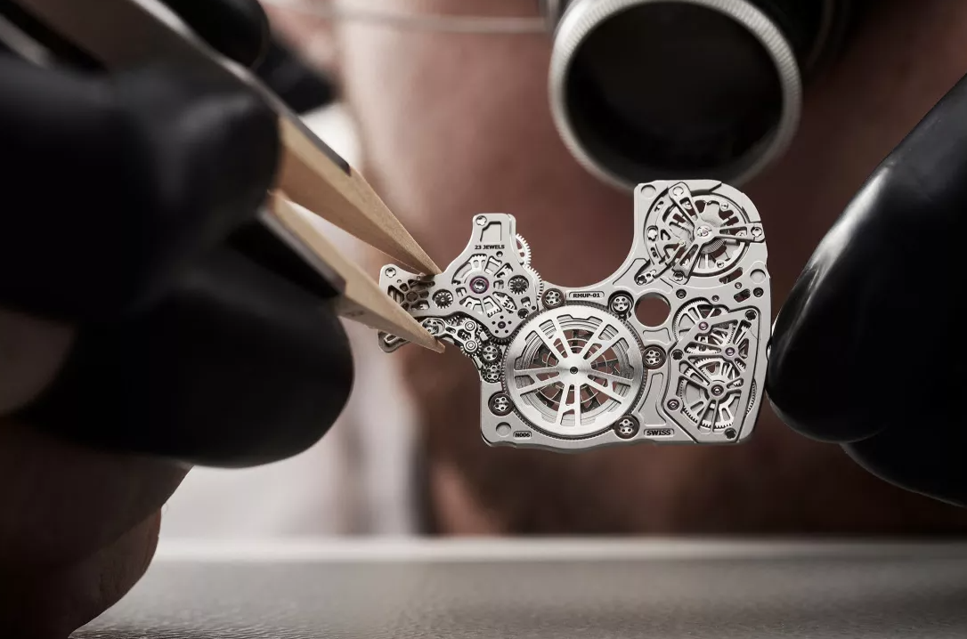 87262_02_worlds-thinnest-mechanical-watch-unveiled-its-impossibly-thin_full