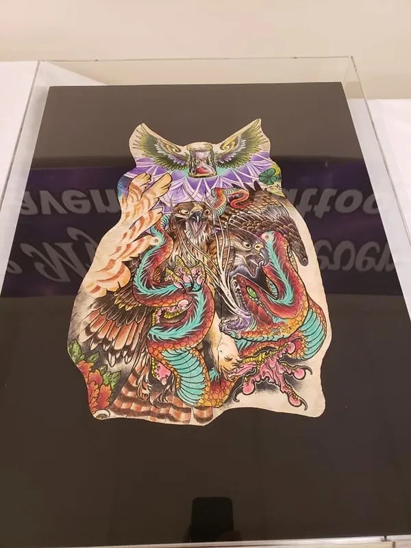 ölen kişilerin dövmelerini çerçevettirdiler (2)