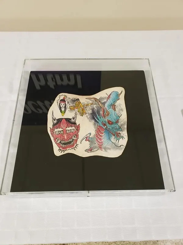 ölen kişilerin dövmelerini çerçevettirdiler (3)