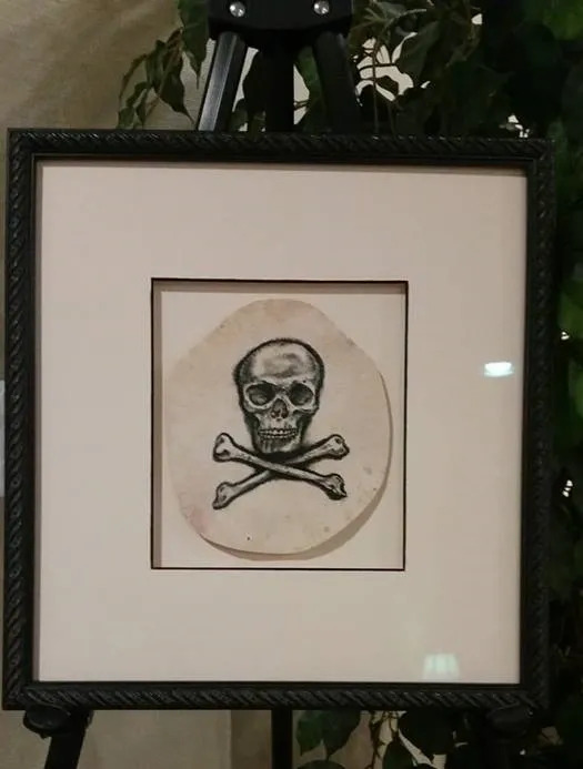 ölen kişilerin dövmelerini çerçevettirdiler (4)