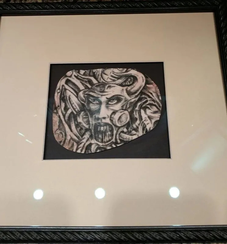 ölen kişilerin dövmelerini çerçevettirdiler (7)